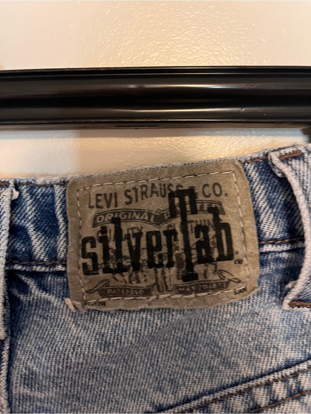 Vintage Levi’s Silver Tab Relaxed Fit Cutoff Denim Jean Shorts - Picture 4 of 4